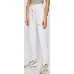 Versace Jeans - Spodnie. Białe spodnie damskie Versace Jeans, m, z bawełny. W wyprzedaży za 399,90 zł.
