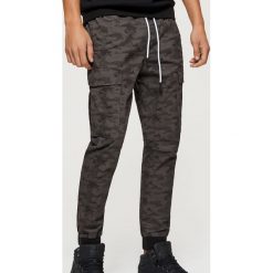 Joggery cargo - Szary. Szare spodnie męskie Cropp, s, bez wzorów. Za 119,99 zł.