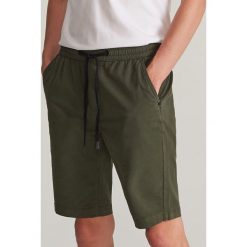 Szorty z elastyczną talią - Khaki. Brązowe spodenki i szorty męskie Reserved, m, bez wzorów. Za 69,99 zł.