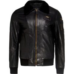 Kurtka AERONAUTICA MILITARE. Czarne płaszcze męskie Aeronautica Militare, moro, z futra, militarne, bez kaptura. W wyprzedaży za 3108,00 zł.