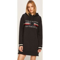 Tommy Hilfiger - Sukienka. Białe sukienki damskie TOMMY HILFIGER, na co dzień, s, z aplikacjami, z bawełny, casualowe, z okrągłym kołnierzem, z długim rękawem, długie, mini, proste. W wyprzedaży za 499,90 zł.