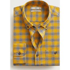 Mango Man - Koszula Plaude. Żółte koszule męskie Mango Man, s, bez wzorów, z bawełny, casualowe, button down, z długim rękawem. W wyprzedaży za 139,90 zł.