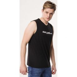 Czarna Koszulka Artisan. Czarne podkoszulki męskie Born2be, xl, z nadrukiem, z dzianiny, z okrągłym kołnierzem, bez rękawów. Za 29,99 zł.