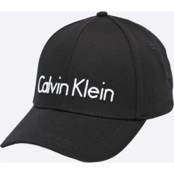 Calvin Klein Jeans - Czapka. Czarne czapki z daszkiem damskie marki Calvin Klein Jeans, z bawełny. W wyprzedaży za 129,90 zł.