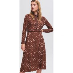 Sukienka w grochy - Wielobarwn. Brązowe sukienki damskie Reserved, w grochy, bez kołnierzyka, bez rękawów. Za 199,99 zł.