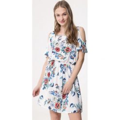Biała Sukienka Clear Up. Białe sukienki damskie Born2be, na lato, s, w kwiaty, z jeansu, street, bez kołnierzyka, bez rękawów, mini. Za 39,99 zł.