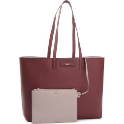 Torebka DKNY - Brayden R83AZ756 Blood Rd/Wr Gry ZOG. Szare torebki klasyczne damskie DKNY, bez wzorów, ze skóry ekologicznej, klasyczne, bez dodatków. W wyprzedaży za 399,00 zł.