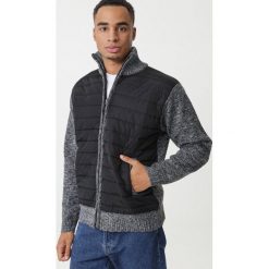 Czarno-Szara Bluza Ankona. Czarne bluzy męskie Born2be, xl, bez wzorów, z dzianiny, ze stójką, bez rękawów, długie, bez kaptura. Za 149,99 zł.