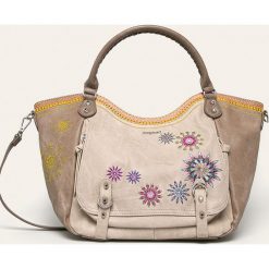 Desigual - Torebka. Czarne listonoszki damskie Desigual, w paski, z poliesteru, na ramię, duże, z aplikacjami. W wyprzedaży za 219,90 zł.