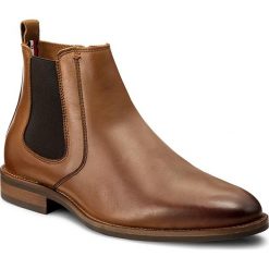 Kozaki TOMMY HILFIGER - Daytona 4A FM0FM00720 Winter Cognac 906. Brązowe glany męskie TOMMY HILFIGER, z materiału. W wyprzedaży za 559,00 zł.