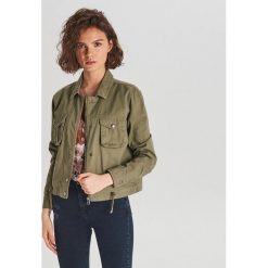 Kurtka z kieszeniami cargo - Khaki. Brązowe kurtki damskie Cropp, s, bez wzorów, bez kaptura. Za 139,99 zł.