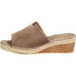 Klapki damskie S.BARSKI 103-22 KHAKI KOTURNA. Brązowe klapki damskie S.barski, bez wzorów, na wysokim obcasie, na obcasie. W wyprzedaży za 119,00 zł.