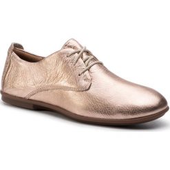 Oxfordy CLARKS - Un Coral Lace 261416814 Rose Gold Lea. Żółte półbuty damskie Clarks, na co dzień, bez wzorów, ze skóry, bez obcasa, na płaskiej podeszwie, bez zapięcia. W wyprzedaży za 199,00 zł.
