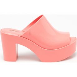Melissa - Klapki. Różowe klapki damskie Melissa, bez wzorów, z gumy, bez obcasa, na obcasie. W wyprzedaży za 199,90 zł.