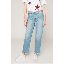 Tommy Jeans - Jeansy Izzy. Niebieskie jeansy damskie marki Tommy Jeans, z bawełny, z podwyższonym stanem. W wyprzedaży za 339,90 zł.