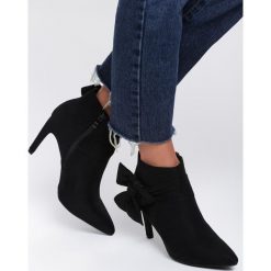 Czarne Botki Invention. Czarne botki damskie Renee, bez obcasa, na obcasie, na zamek. Za 139,99 zł.