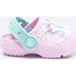 Crocs - Klapki dziecięce. Różowe sandały dziewczęce Crocs, z gumy, bez zapięcia. Za 159,90 zł.