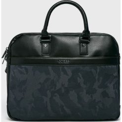 Guess Jeans - Torba. Czarne torby męskie skórzane Guess Jeans, w paski, z poliesteru, casualowe, na ramię, małe. W wyprzedaży za 539,90 zł.