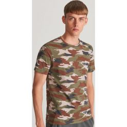 T-shirt z nadrukiem moro - Czerwony. Czerwone t-shirty męskie Reserved, s, z nadrukiem, bez kołnierzyka. W wyprzedaży za 24,99 zł.