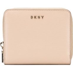 DKNY Bryant Small Portfel Beżowy. Brązowe portfele damskie DKNY, bez wzorów, ze skóry. Za 409,95 zł.