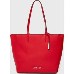 Calvin Klein - Torebka. Czerwone torebki klasyczne damskie Calvin Klein, bez wzorów, ze skóry ekologicznej, casualowe, na ramię, duże, bez dodatków. W wyprzedaży za 359,90 zł.