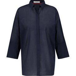 Bluzka w kolorze granatowym. Niebieskie bluzki damskie Gerry Weber, bez wzorów, z bawełny, z klasycznym kołnierzykiem, bez rękawów. W wyprzedaży za 129,95 zł.