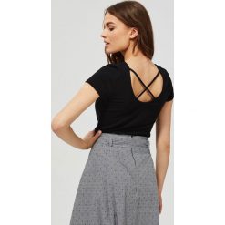 Bluzka bawełniana. Czarne bluzki damskie Moodo, xs, bez wzorów, z elastanu, z okrągłym kołnierzem, z krótkim rękawem. Za 29,99 zł.