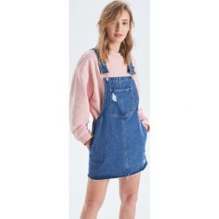 Sukienka ogrodniczka - Niebieski. Niebieskie sukienki damskie marki Cropp, s, bez wzorów, bez kołnierzyka, bez rękawów. Za 119,99 zł.
