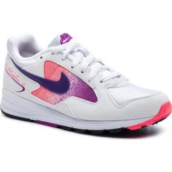 Buty NIKE - Air Skylon II AO4540 102 White/Court Purple/Solar Red. Białe buty sportowe damskie Nike, bez wzorów, ze skóry ekologicznej, sportowe. W wyprzedaży za 359,00 zł.