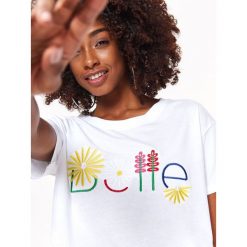 T-SHIRT KRÓTKI RĘKAW DAMSKI Z APLIKACJĄ. Białe t-shirty damskie Top Secret, z haftami, z dzianiny, bez kołnierzyka. W wyprzedaży za 24,99 zł.