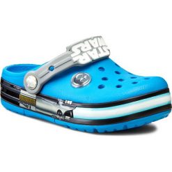 Klapki CROCS - Crocslights Star Wars Jedi Clg 16270 Ocean/Light Grey. Niebieskie sandały chłopięce marki Crocs, z tworzywa sztucznego, bez zapięcia. W wyprzedaży za 179,00 zł.