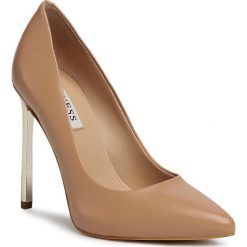 Szpilki GUESS - Edma FL7EDA LEA08 BEIGE. Różowe półbuty damskie Guess, z aplikacjami, ze skóry ekologicznej, bez obcasa, na obcasie, bez zapięcia. Za 729,00 zł.