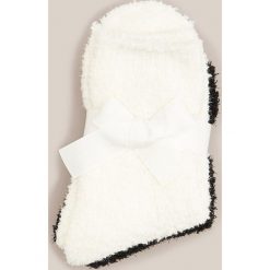 Pluszowe skarpety 2 pack - Kremowy. Białe skarpetki damskie Reserved. W wyprzedaży za 9,99 zł.