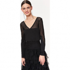 DOPASOWANA BLUZKA DAMSKA Z OZDOBNĄ SIATKĄ. Czarne bluzki asymetryczne Top Secret, eleganckie. Za 89,99 zł.
