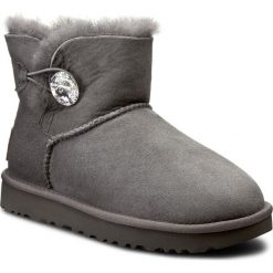 Buty UGG - W Mini Bailey Button Bling 1016554 W/Grey. Szare kozaki damskie Ugg, z wełny, bez obcasa, bez zapięcia. Za 1039,00 zł.