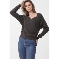 Ciemnozielony Sweter Going Steady. Swetry damskie Born2be, na jesień, s, bez wzorów, z dzianiny, z długim rękawem, długie, bez kaptura. Za 99,99 zł.