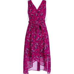 Sukienka letnia DKNY DD9EY576. Różowe sukienki damskie DKNY, na lato, bez wzorów, z poliesteru, bez kołnierzyka, bez rękawów. W wyprzedaży za 319,00 zł.