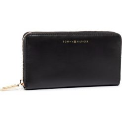 Duży Portfel Damski TOMMY HILFIGER - Soft Turnlock Lrg Za AW0AW07718 BDS. Czarne portfele damskie TOMMY HILFIGER, bez wzorów, ze skóry ekologicznej. W wyprzedaży za 429,00 zł.