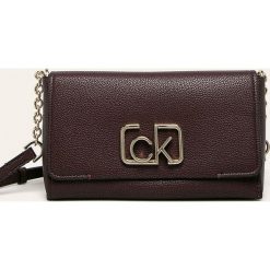 Calvin Klein - Torebka. Czarne listonoszki damskie Calvin Klein, bez wzorów, ze skóry ekologicznej, na ramię, małe, bez dodatków. Za 649,90 zł.
