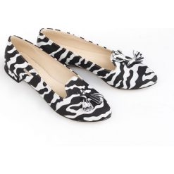 Baleriny z ostrym noskiem - skóra naturalna - model 045 - kolor zebra. Szare baleriny damskie Zapato, bez wzorów, z jeansu, klasyczne, bez obcasa, na obcasie. W wyprzedaży za 239,20 zł.