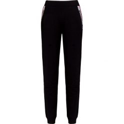 Spodnie dresowe MOSCHINO UNDERWEAR. Czarne spodnie damskie m, z bawełny. W wyprzedaży za 435,00 zł.
