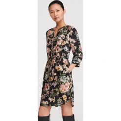 Sukienka mini w kwiaty - Wielobarwny. Sukienki damskie Reserved, w kwiaty, bez kołnierzyka, bez rękawów, mini. Za 139,99 zł.