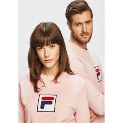 Fila - Bluza. Różowe bluzy męskie Fila, s, z nadrukiem, z bawełny, z okrągłym kołnierzem. W wyprzedaży za 139,90 zł.