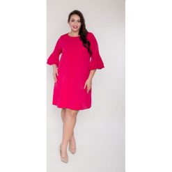 Trapezowa amarantowa sukienka rękaw falbanka flamenco oversize PLUS SIZE. Różowe sukienki damskie Moda Size Plus Iwanek, na co dzień, na lato, xxl, bez wzorów, z elastanu, eleganckie, z okrągłym kołnierzem, plus size, bez rękawów, rozkloszowane. Za 169,00 zł.