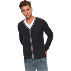 Sweter z lampasem zapinany na suwak. Niebieskie swetry męskie Top Secret, na zimę, m, bez wzorów, klasyczne, z dekoltem w serek, bez kaptura. W wyprzedaży za 49,99 zł.