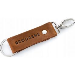 Breloczek skórzany Brodrene BR01 jasnobrązowy - j. brązowy. Pomarańczowe breloki męskie Brødrene. Za 29,99 zł.