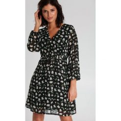 Czarna Sukienka Jaramillo. Czarne sukienki damskie Renee, s, w kwiaty, bez kołnierzyka, bez rękawów, długie, mini, kopertowe. Za 109,99 zł.