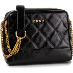 Torebka DKNY - Sofia-Dbl Chain Shld R933RE21 Blk/Gold BGD. Czarne listonoszki damskie DKNY, bez wzorów, ze skóry, na ramię, bez dodatków. W wyprzedaży za 839,00 zł.