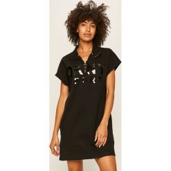 DKNY - Sukienka DP8D4040. Czarne sukienki damskie DKNY, na co dzień, s, z nadrukiem, z bawełny, casualowe, bez kołnierzyka, z krótkim rękawem, krótkie, mini, proste. W wyprzedaży za 319,90 zł.