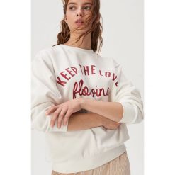 Bluza z hasłem - Kremowy. Białe bluzy damskie Sinsay, s, bez wzorów, bez rękawów, bez kaptura. Za 39,99 zł.